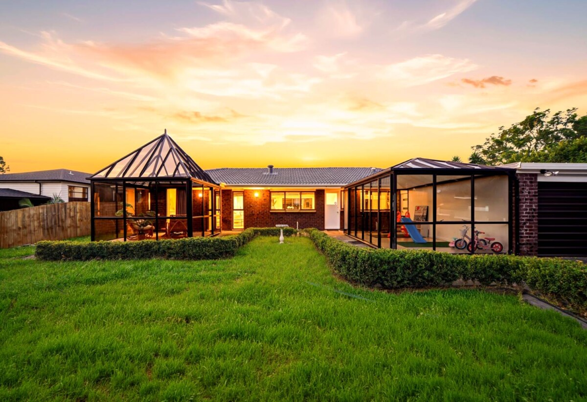4 beds 2 baths house with 2 sunrooms and double garage on 1074m2 section, 1.4 km to Target Road School, 2.8 km to Albany Junior High School, Albany Junior High School, 8 Albany Highway, Unsworth Heights, Auckland