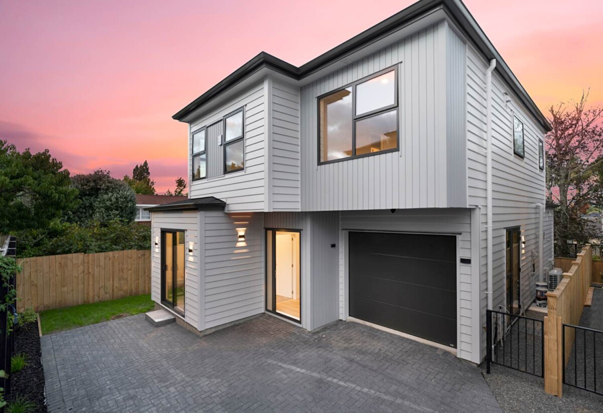Brandnew standalone 4 beds 3.5 baths home with garage on 213m2 section, close to the train station, New Lynn shopping mall, 0.6 km to Arahoe School, 1.2 km to Green Bay High School, 1.5 km to Glen Eden Intermediate, 141D Seabrook Avenue, New Lynn, Auckland