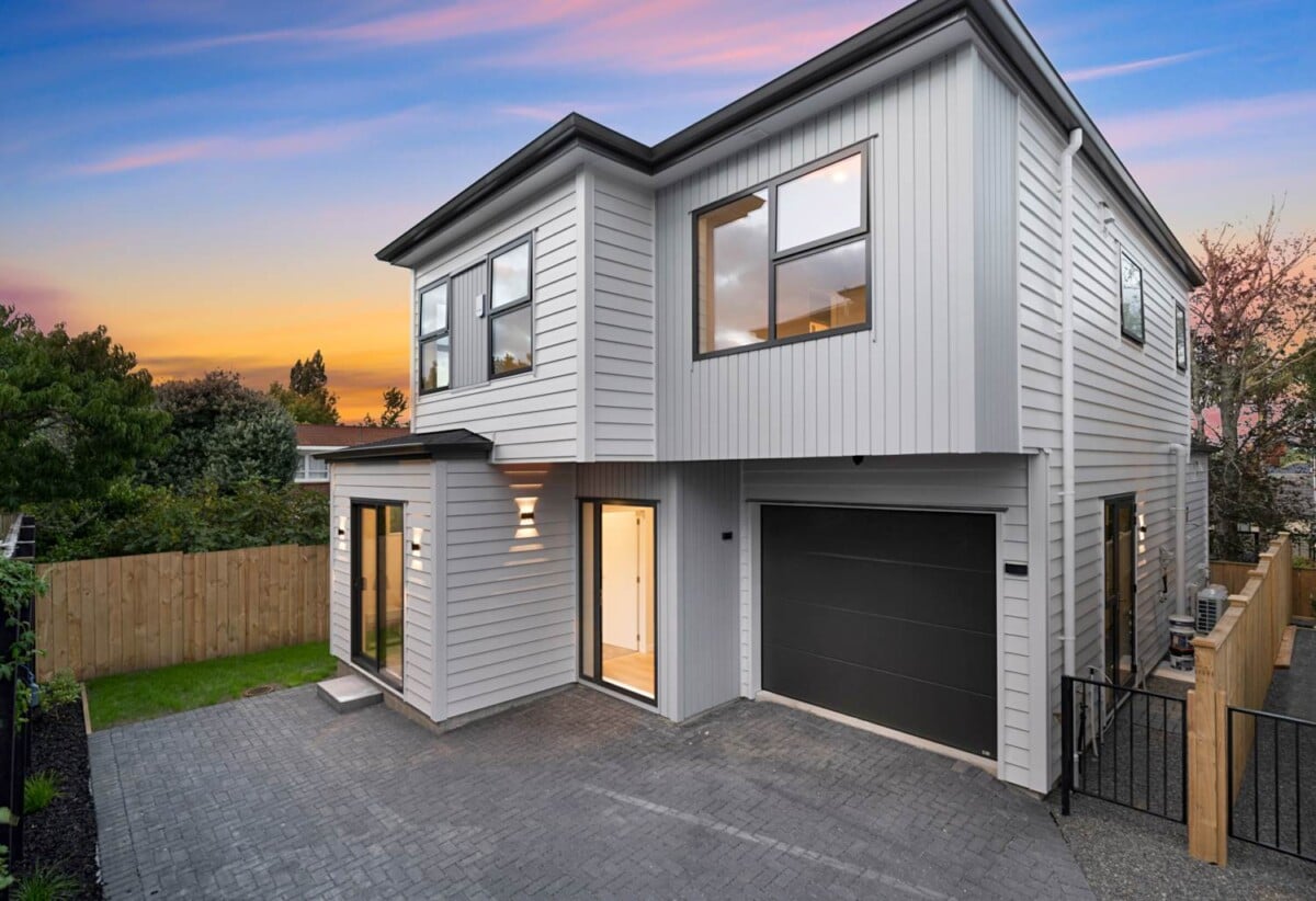 Brandnew standalone 4 beds 3.5 baths home with garage on 213m2 section, close to the train station, New Lynn shopping mall, 0.6 km to Arahoe School, 1.2 km to Green Bay High School, 1.5 km to Glen Eden Intermediate, 141D Seabrook Avenue, New Lynn, Auckland