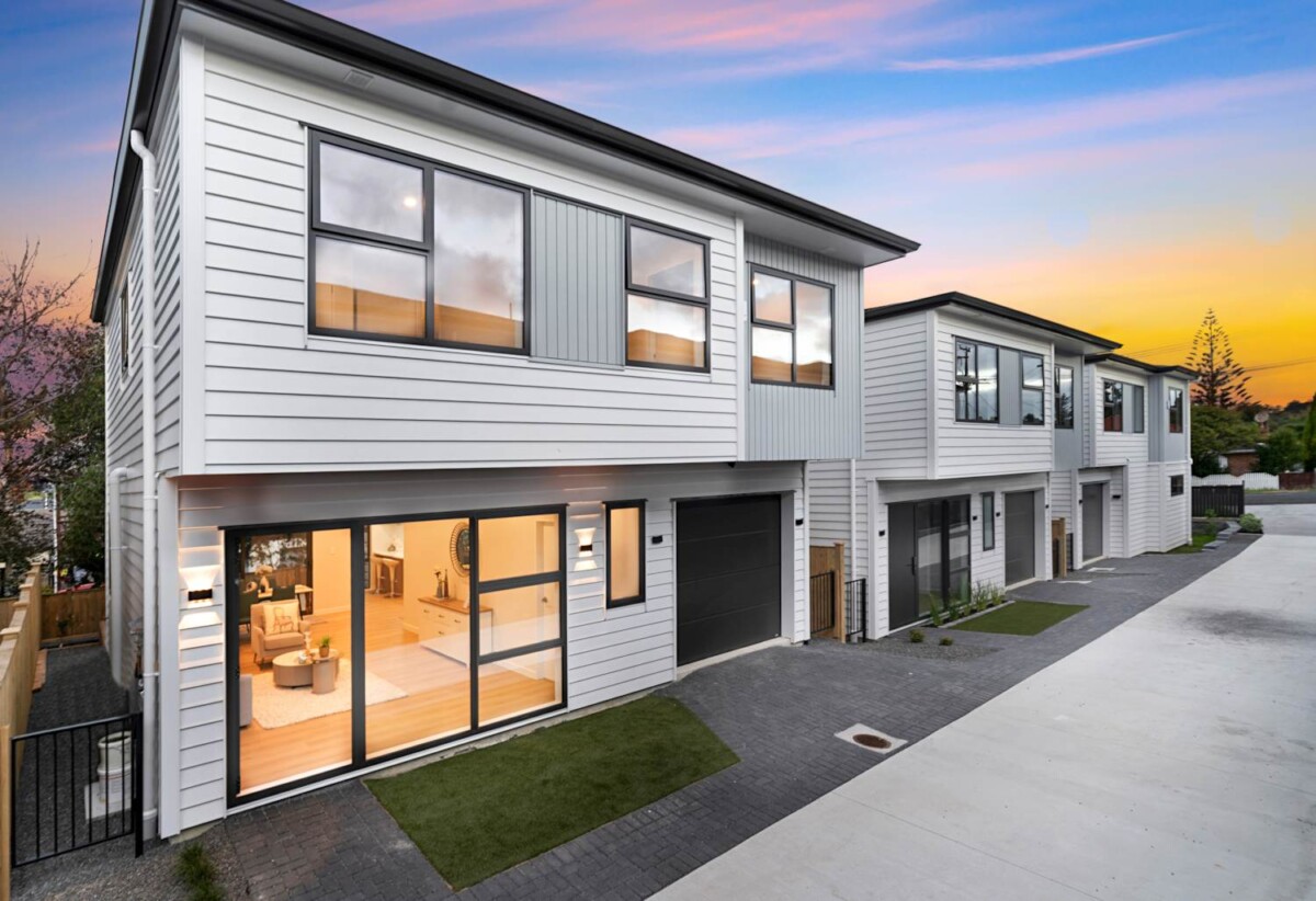 Brandnew standalone 4 beds 3.5 baths home with garage on 213m2 section, close to the train station, New Lynn shopping mall, 0.6 km to Arahoe School, 1.2 km to Green Bay High School, 1.5 km to Glen Eden Intermediate, 141D Seabrook Avenue, New Lynn, Auckland