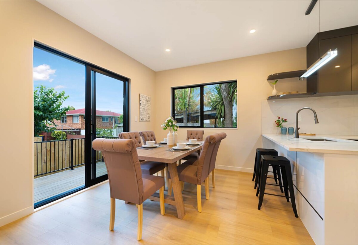 Brandnew standalone 4 beds 3.5 baths home with garage on 213m2 section, close to the train station, New Lynn shopping mall, 0.6 km to Arahoe School, 1.2 km to Green Bay High School, 1.5 km to Glen Eden Intermediate, 141D Seabrook Avenue, New Lynn, Auckland