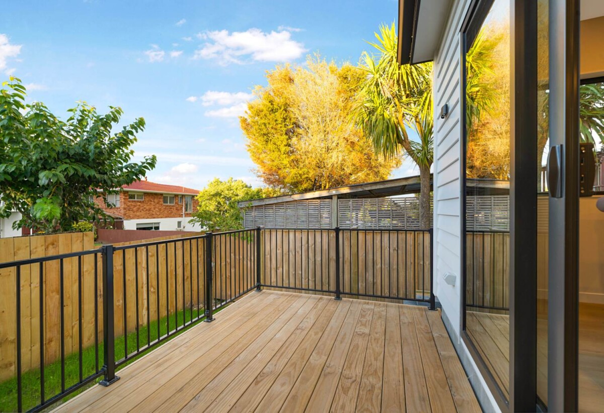 Brandnew standalone 4 beds 3.5 baths home with garage on 213m2 section, close to the train station, New Lynn shopping mall, 0.6 km to Arahoe School, 1.2 km to Green Bay High School, 1.5 km to Glen Eden Intermediate, 141D Seabrook Avenue, New Lynn, Auckland