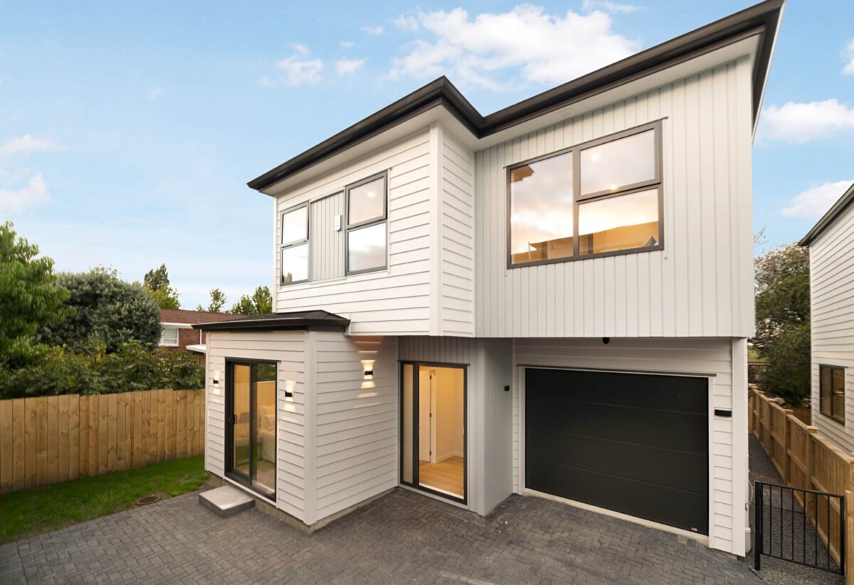 Brandnew standalone 4 beds 3.5 baths home with garage on 213m2 section, close to the train station, New Lynn shopping mall, 0.6 km to Arahoe School, 1.2 km to Green Bay High School, 1.5 km to Glen Eden Intermediate, 141D Seabrook Avenue, New Lynn, Auckland