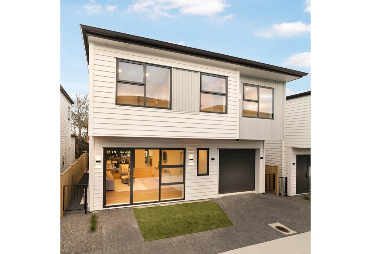 Brandnew standalone 4 beds 2.5 baths home with garage on 189m2 section, close to the train station, New Lynn shopping mall, 0.6 km to Arahoe School, 1.2 km to Green Bay High School, 1.5 km to Glen Eden Intermediate, 141C Seabrook Avenue, New Lynn, Auckland