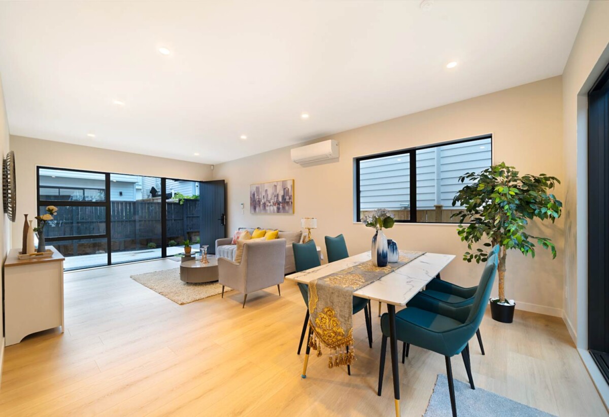 Brandnew standalone 4 beds 2.5 baths home with garage on 189m2 section, close to the train station, New Lynn shopping mall, 0.6 km to Arahoe School, 1.2 km to Green Bay High School, 1.5 km to Glen Eden Intermediate, 141C Seabrook Avenue, New Lynn, Auckland