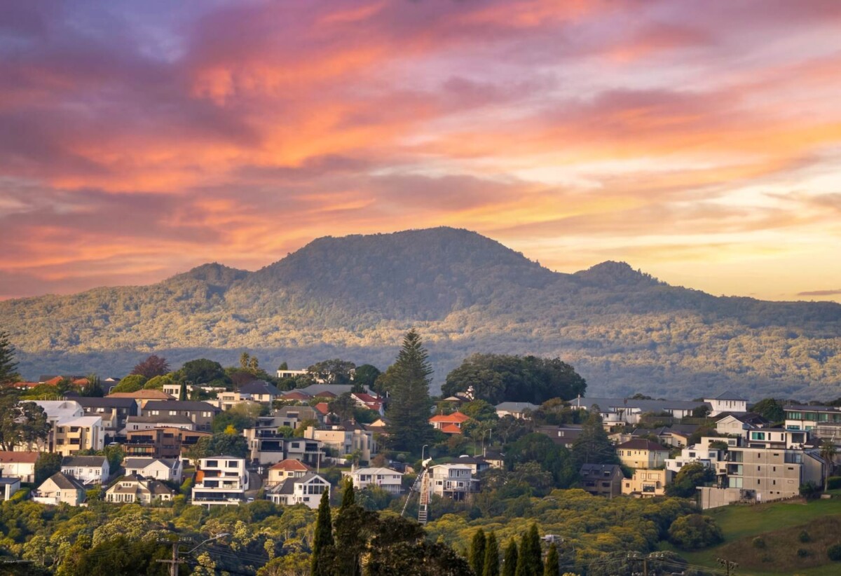Double Grammar school zone, Ignore CV, MUST SELL, 500m² luxury 6 beds 6 baths house with double garage on 602m2 section, 0.5 km to Remuera School, 2.2 km to Epsom Girls’ Grammar School, 3.1 km to Auckland Grammar, 20C Orakei Road, Remuera, Auckland