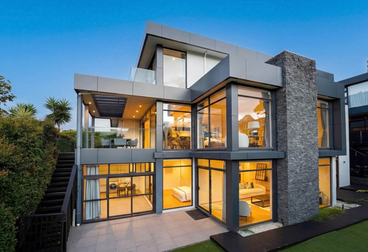 Double Grammar school zone, Ignore CV, MUST SELL, 500m² luxury 6 beds 6 baths house with double garage on 602m2 section, 0.5 km to Remuera School, 2.2 km to Epsom Girls’ Grammar School, 3.1 km to Auckland Grammar, 20C Orakei Road, Remuera, Auckland