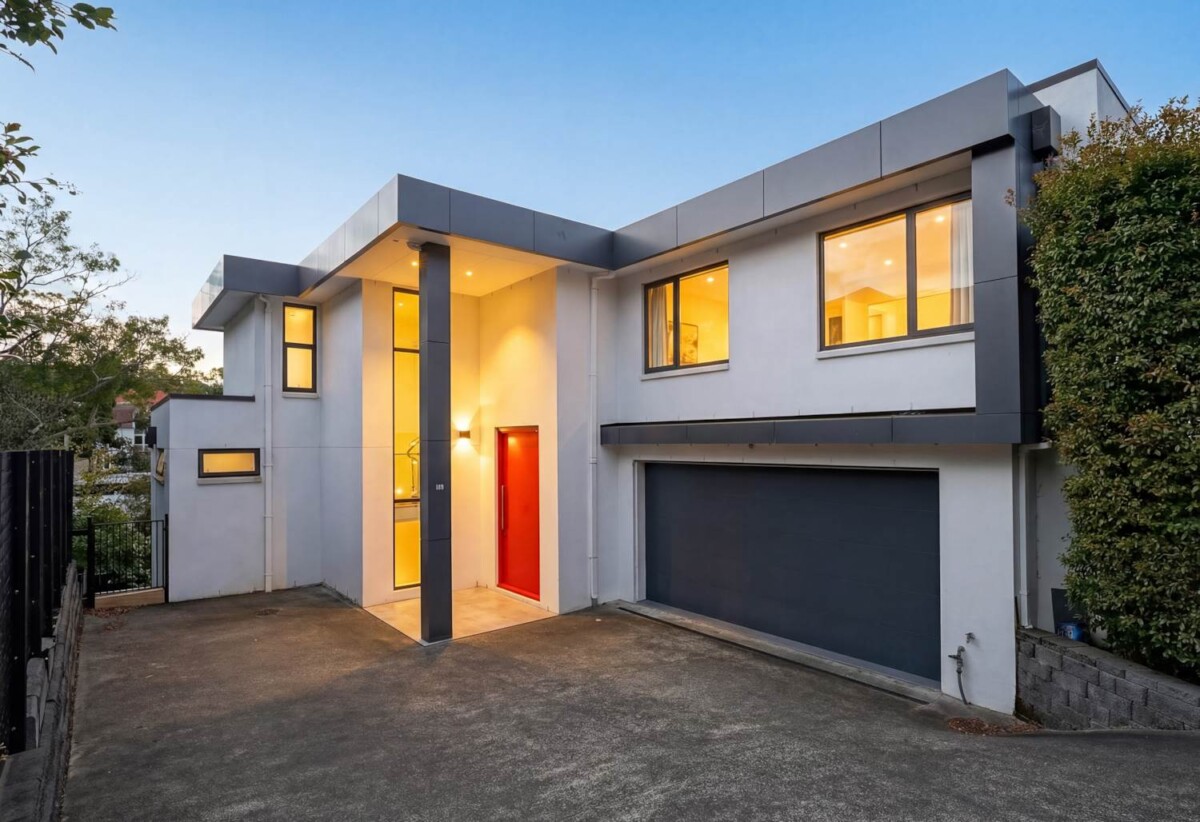 Double Grammar school zone, Ignore CV, MUST SELL, 500m² luxury 6 beds 6 baths house with double garage on 602m2 section, 0.5 km to Remuera School, 2.2 km to Epsom Girls’ Grammar School, 3.1 km to Auckland Grammar, 20C Orakei Road, Remuera, Auckland