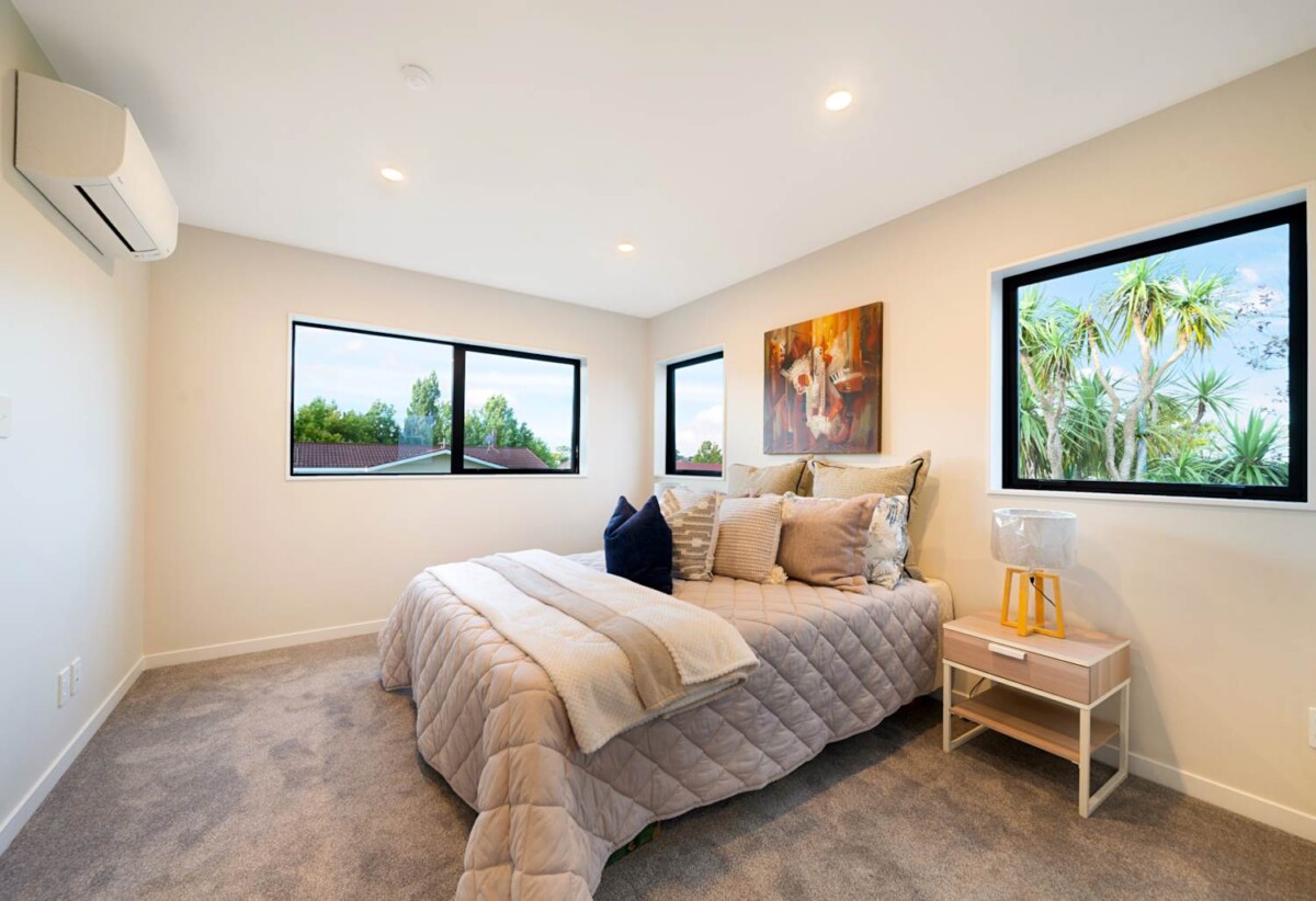 Brandnew standalone 4 beds 2.5 baths home with garage on 189m2 section, close to the train station, New Lynn shopping mall, 0.6 km to Arahoe School, 1.2 km to Green Bay High School, 1.5 km to Glen Eden Intermediate, 141C Seabrook Avenue, New Lynn, Auckland