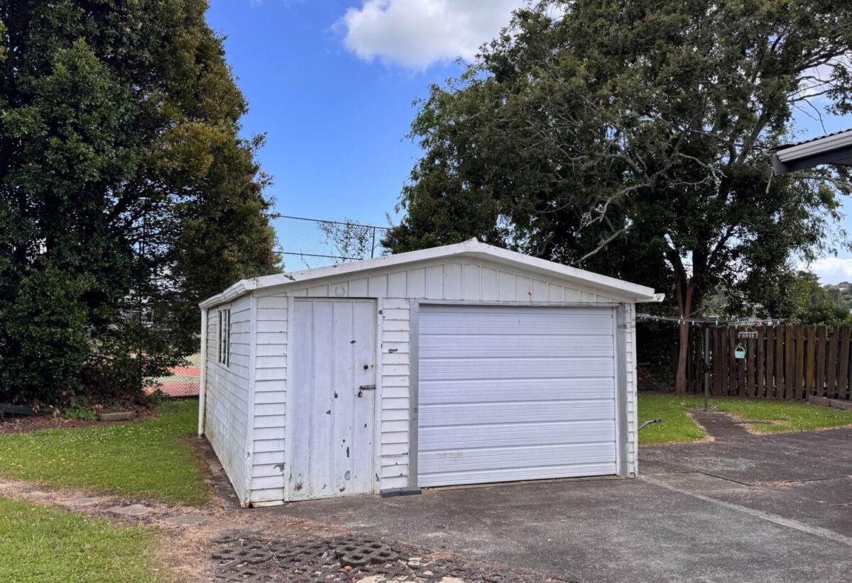 3 beds house with garage on 754m2 section, 0.3 km to Edgewater College, 1 km to Anchorage Park School, 1.2 km to Pakuranga Intermediate, 1.3 km to Riverhills School, 98 Edgewater Drive, Pakuranga, Auckland