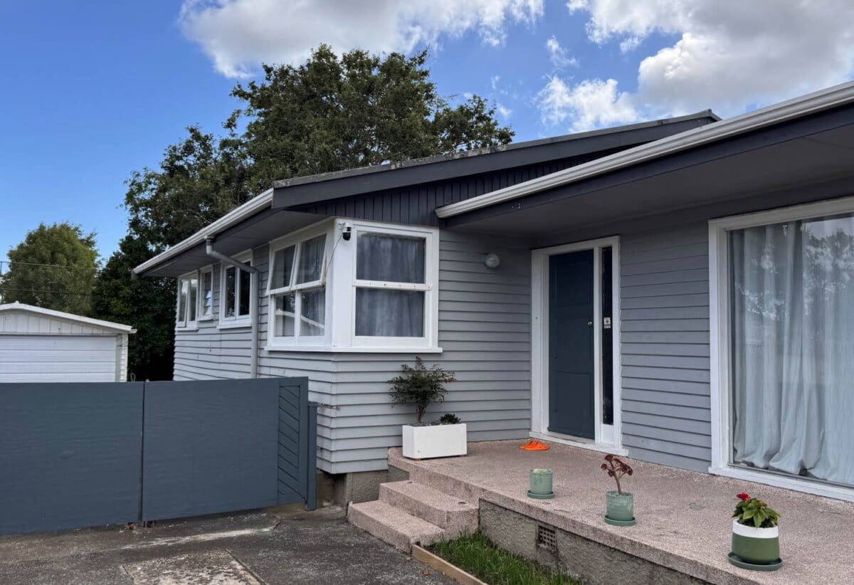 3 beds house with garage on 754m2 section, 0.3 km to Edgewater College, 1 km to Anchorage Park School, 1.2 km to Pakuranga Intermediate, 1.3 km to Riverhills School, 98 Edgewater Drive, Pakuranga, Auckland