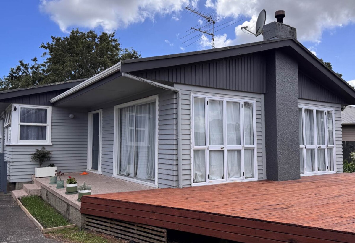 3 beds house with garage on 754m2 section, 0.3 km to Edgewater College, 1 km to Anchorage Park School, 1.2 km to Pakuranga Intermediate, 1.3 km to Riverhills School, 98 Edgewater Drive, Pakuranga, Auckland