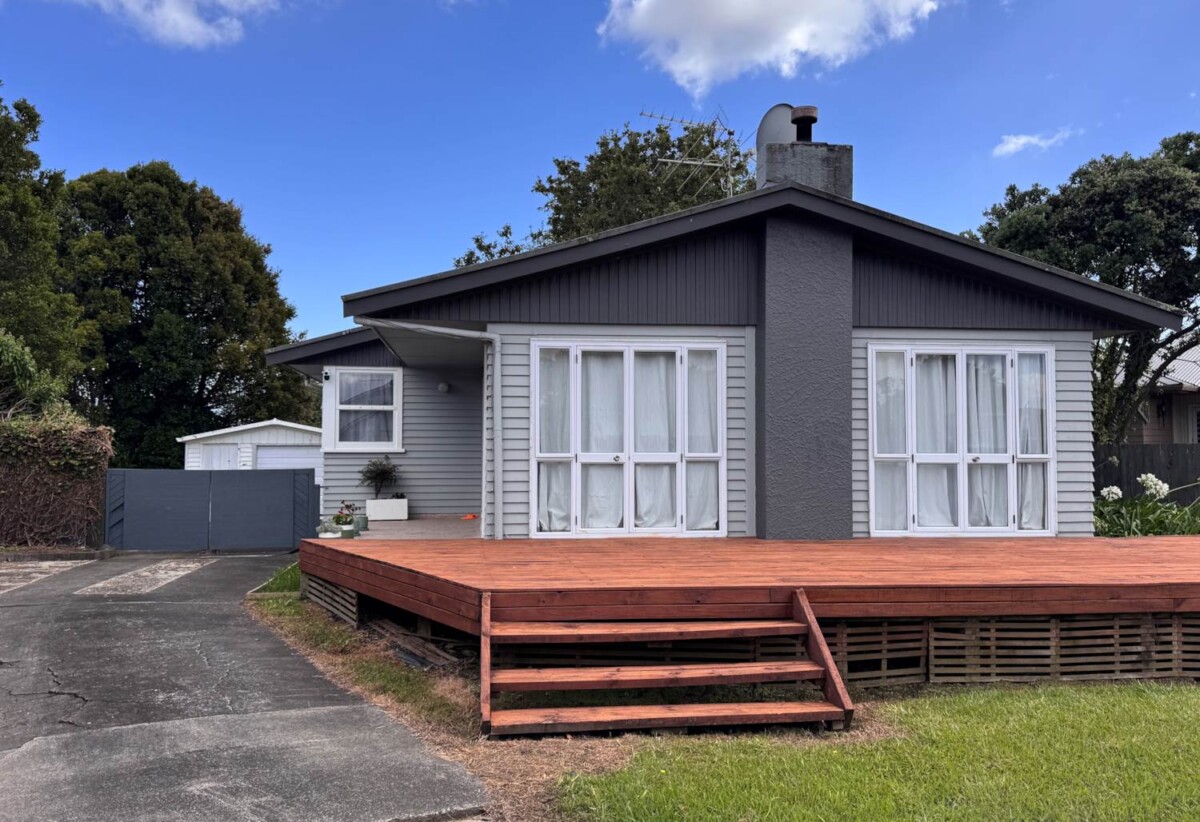 3 beds house with garage on 754m2 section, 0.3 km to Edgewater College, 1 km to Anchorage Park School, 1.2 km to Pakuranga Intermediate, 1.3 km to Riverhills School, 98 Edgewater Drive, Pakuranga, Auckland