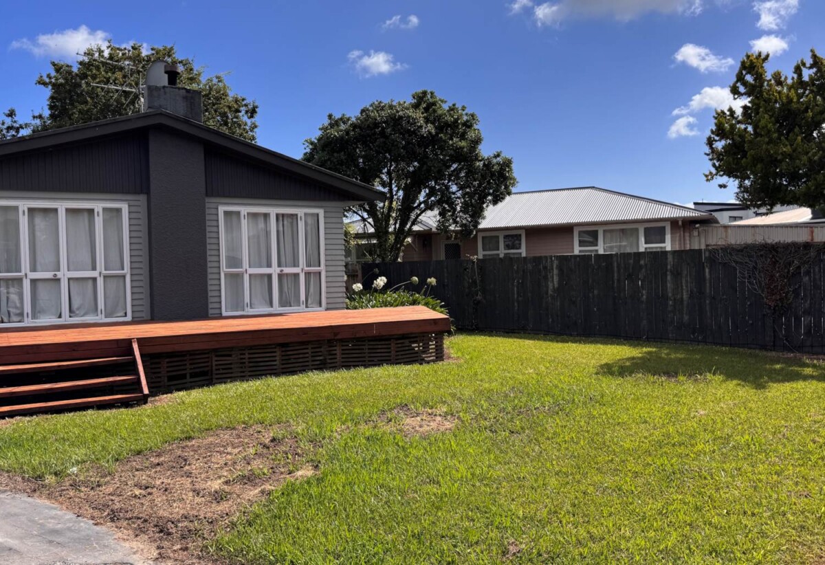 3 beds house with garage on 754m2 section, 0.3 km to Edgewater College, 1 km to Anchorage Park School, 1.2 km to Pakuranga Intermediate, 1.3 km to Riverhills School, 98 Edgewater Drive, Pakuranga, Auckland