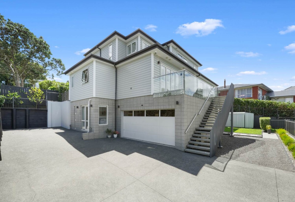 5 beds + office 4.5 baths house with double garage on 442m2 section, 0.9 km to Royal Oak School, 1.6 km to Royal Oak Intermediate School, 1.9 km to Onehunga High School, 41D Liverpool Street, Epsom, Auckland