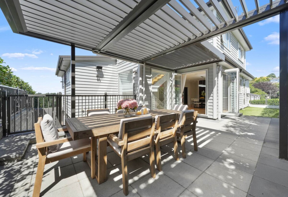 5 beds + office 4.5 baths house with double garage on 442m2 section, 0.9 km to Royal Oak School, 1.6 km to Royal Oak Intermediate School, 1.9 km to Onehunga High School, 41D Liverpool Street, Epsom, Auckland