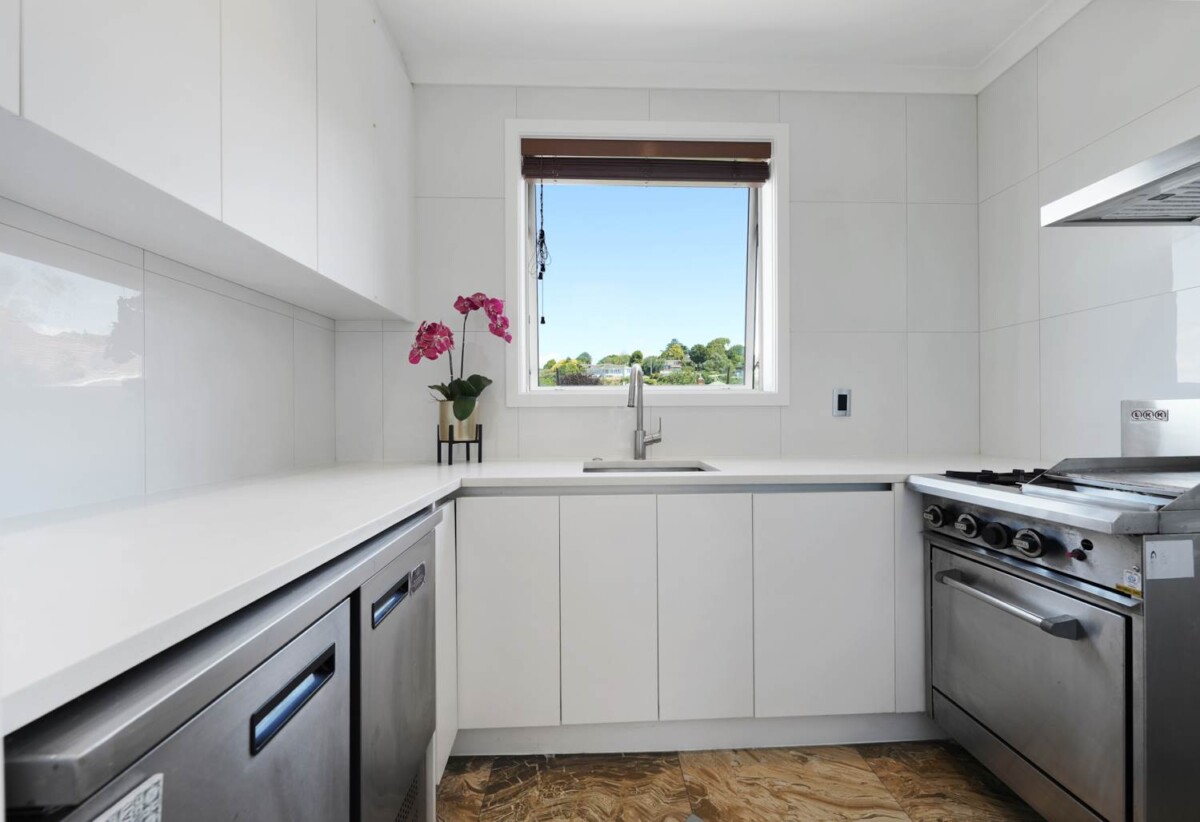 5 beds + office 4.5 baths house with double garage on 442m2 section, 0.9 km to Royal Oak School, 1.6 km to Royal Oak Intermediate School, 1.9 km to Onehunga High School, 41D Liverpool Street, Epsom, Auckland