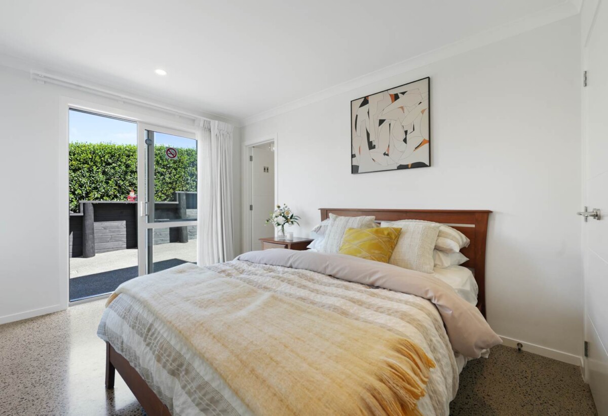5 beds + office 4.5 baths house with double garage on 442m2 section, 0.9 km to Royal Oak School, 1.6 km to Royal Oak Intermediate School, 1.9 km to Onehunga High School, 41D Liverpool Street, Epsom, Auckland