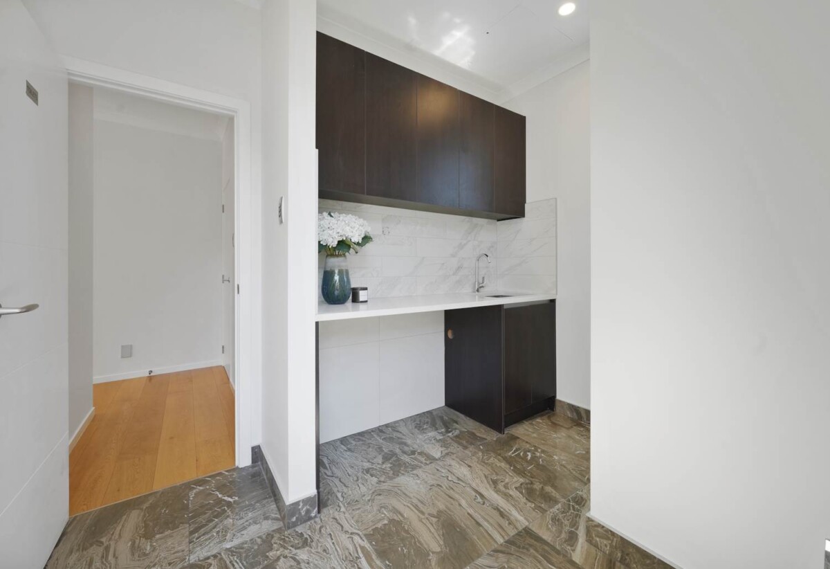 5 beds + office 4.5 baths house with double garage on 442m2 section, 0.9 km to Royal Oak School, 1.6 km to Royal Oak Intermediate School, 1.9 km to Onehunga High School, 41D Liverpool Street, Epsom, Auckland