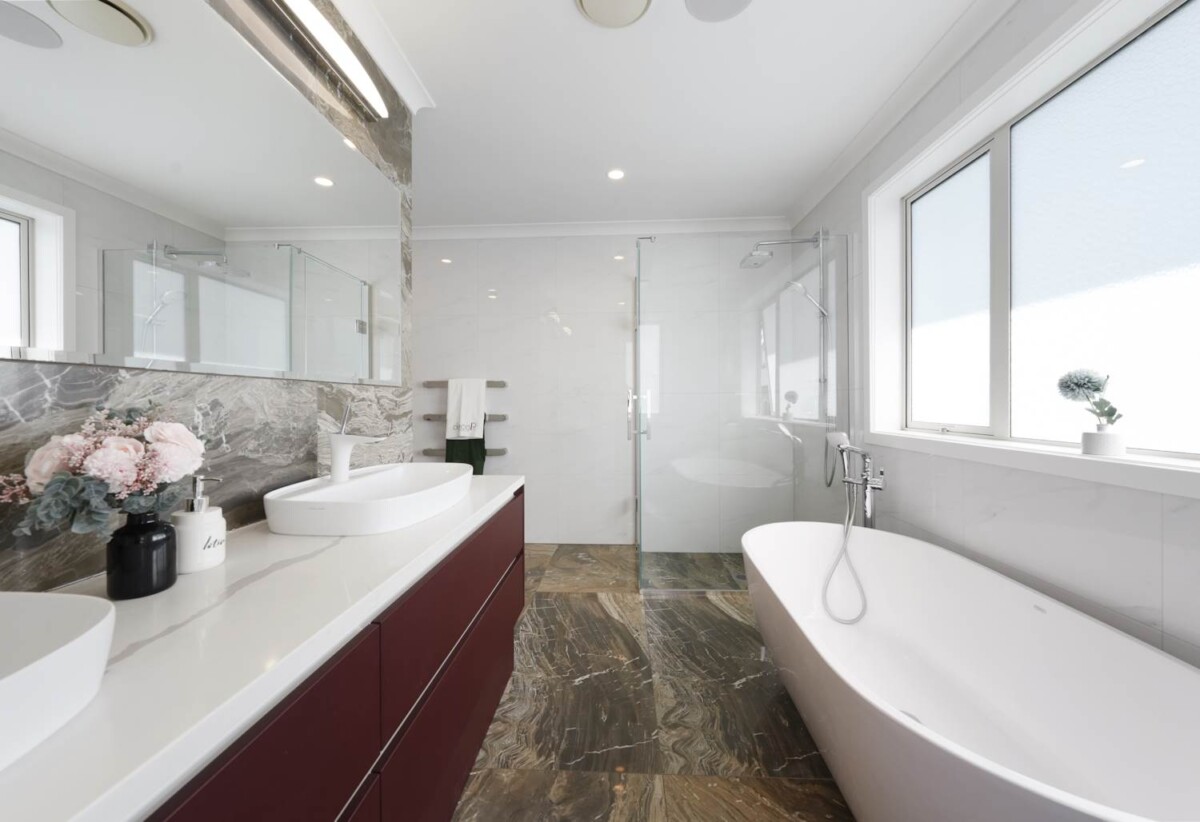 5 beds + office 4.5 baths house with double garage on 442m2 section, 0.9 km to Royal Oak School, 1.6 km to Royal Oak Intermediate School, 1.9 km to Onehunga High School, 41D Liverpool Street, Epsom, Auckland