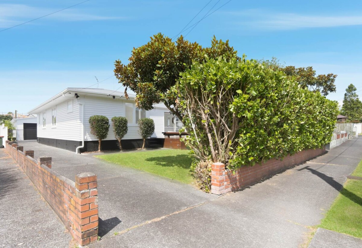 Ronovated 3 beds house with garage and a standalone storage room on 607m2 section, 0.1 km to Chaucer School, 0.4 km to Blockhouse Bay Intermediate, 1.9 km to Lynfield College, 9 Meredith Street, Blockhouse Bay, Auckland