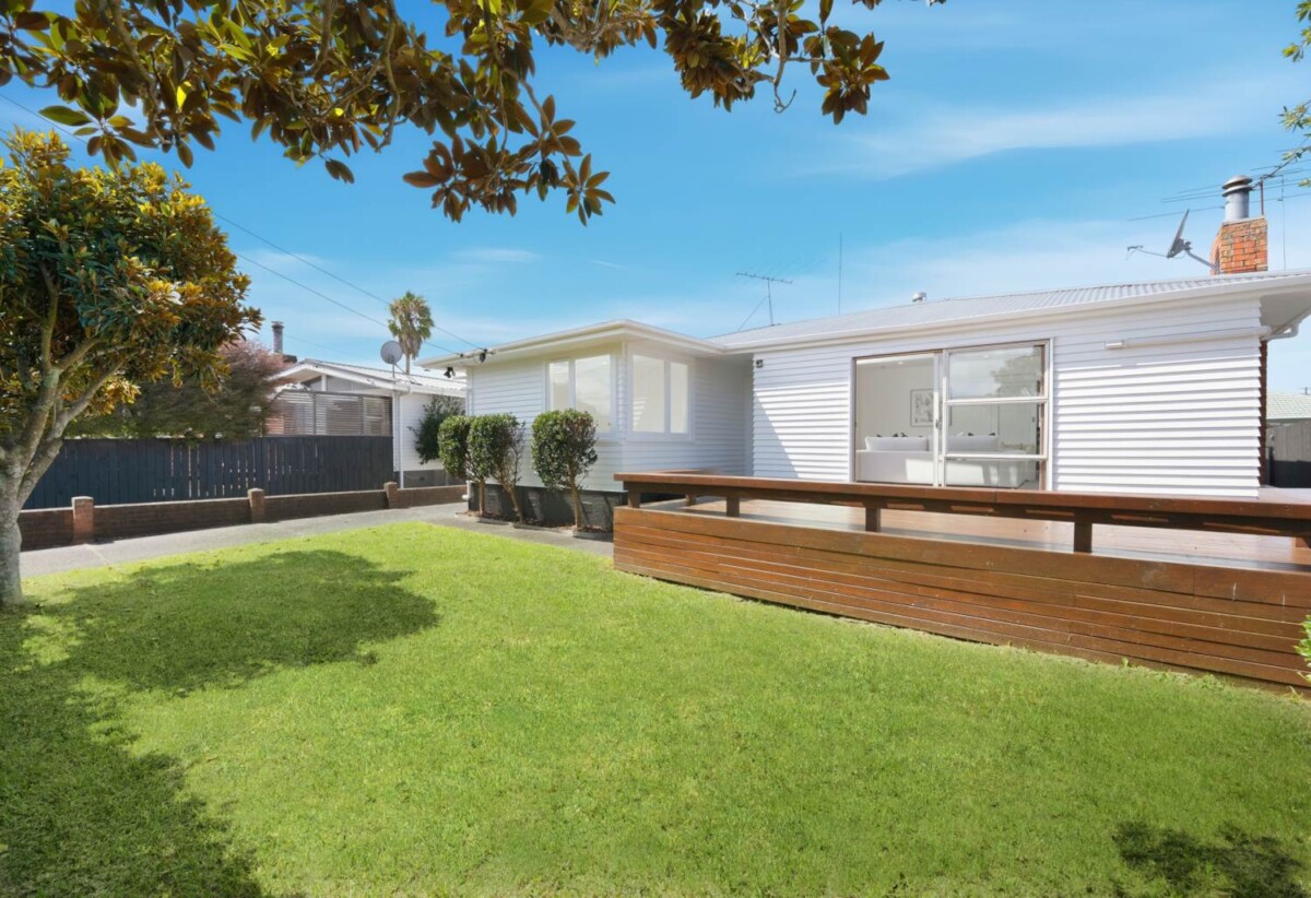 Ronovated 3 beds house with garage and a standalone storage room on 607m2 section, 0.1 km to Chaucer School, 0.4 km to Blockhouse Bay Intermediate, 1.9 km to Lynfield College, 9 Meredith Street, Blockhouse Bay, Auckland