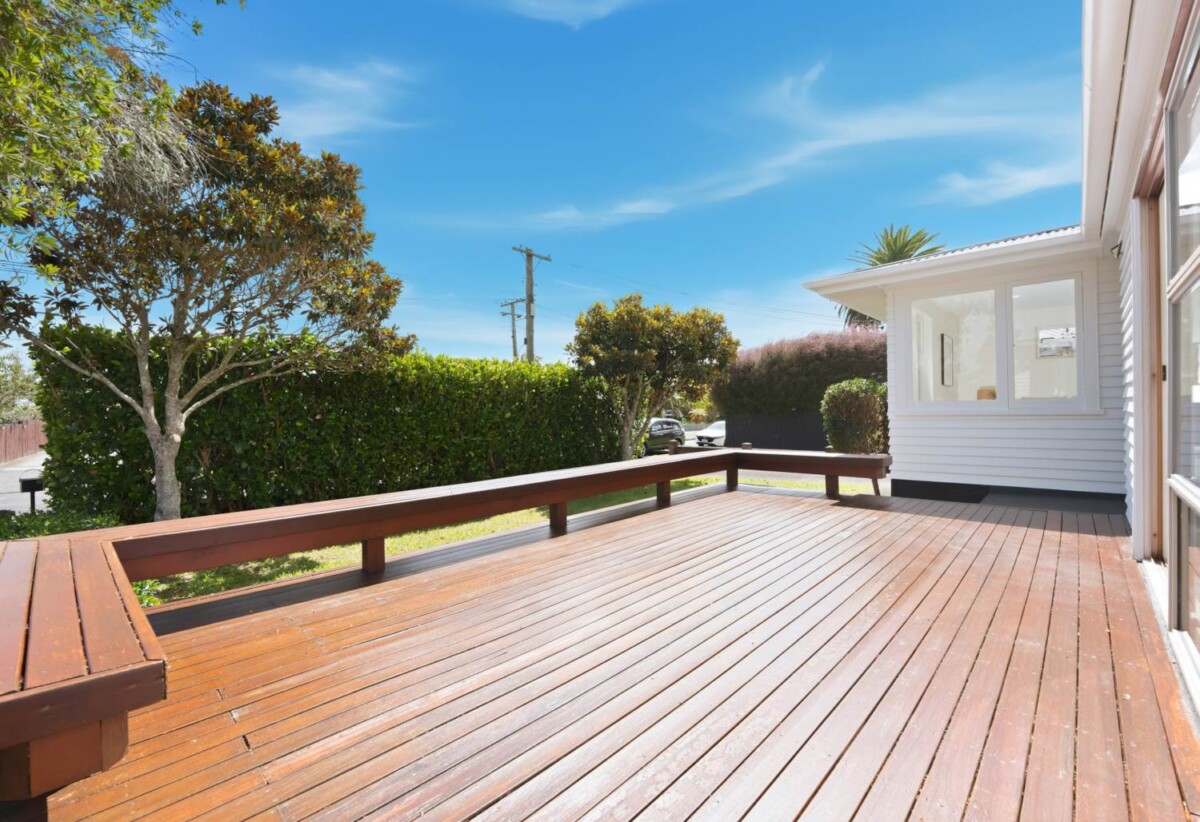 Ronovated 3 beds house with garage and a standalone storage room on 607m2 section, 0.1 km to Chaucer School, 0.4 km to Blockhouse Bay Intermediate, 1.9 km to Lynfield College, 9 Meredith Street, Blockhouse Bay, Auckland