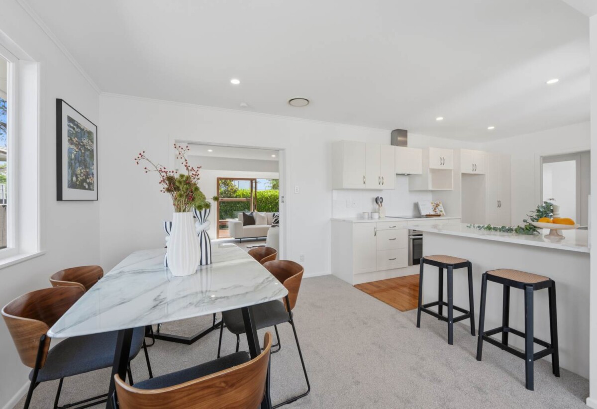 Ronovated 3 beds house with garage and a standalone storage room on 607m2 section, 0.1 km to Chaucer School, 0.4 km to Blockhouse Bay Intermediate, 1.9 km to Lynfield College, 9 Meredith Street, Blockhouse Bay, Auckland