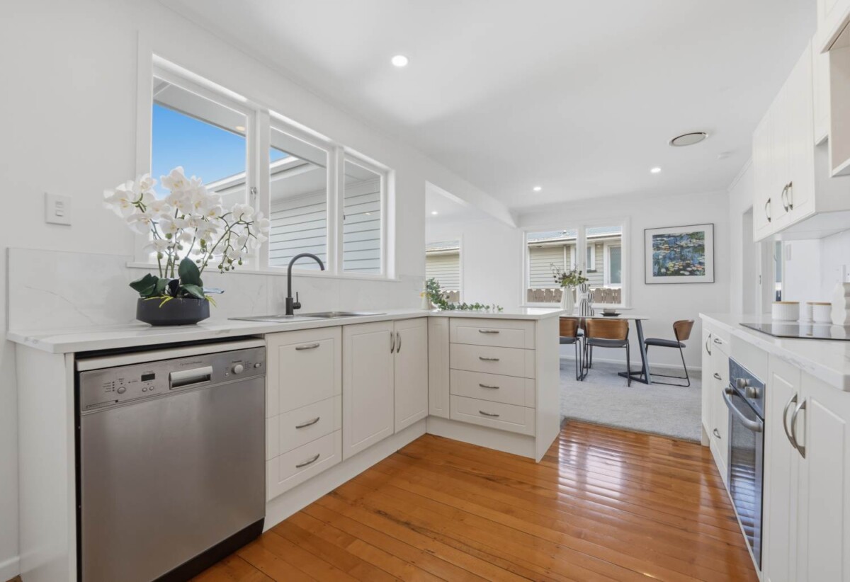 Ronovated 3 beds house with garage and a standalone storage room on 607m2 section, 0.1 km to Chaucer School, 0.4 km to Blockhouse Bay Intermediate, 1.9 km to Lynfield College, 9 Meredith Street, Blockhouse Bay, Auckland