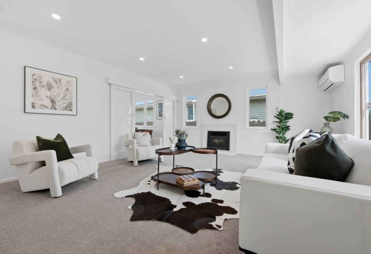 Ronovated 3 beds house with garage and a standalone storage room on 607m2 section, 0.1 km to Chaucer School, 0.4 km to Blockhouse Bay Intermediate, 1.9 km to Lynfield College, 9 Meredith Street, Blockhouse Bay, Auckland