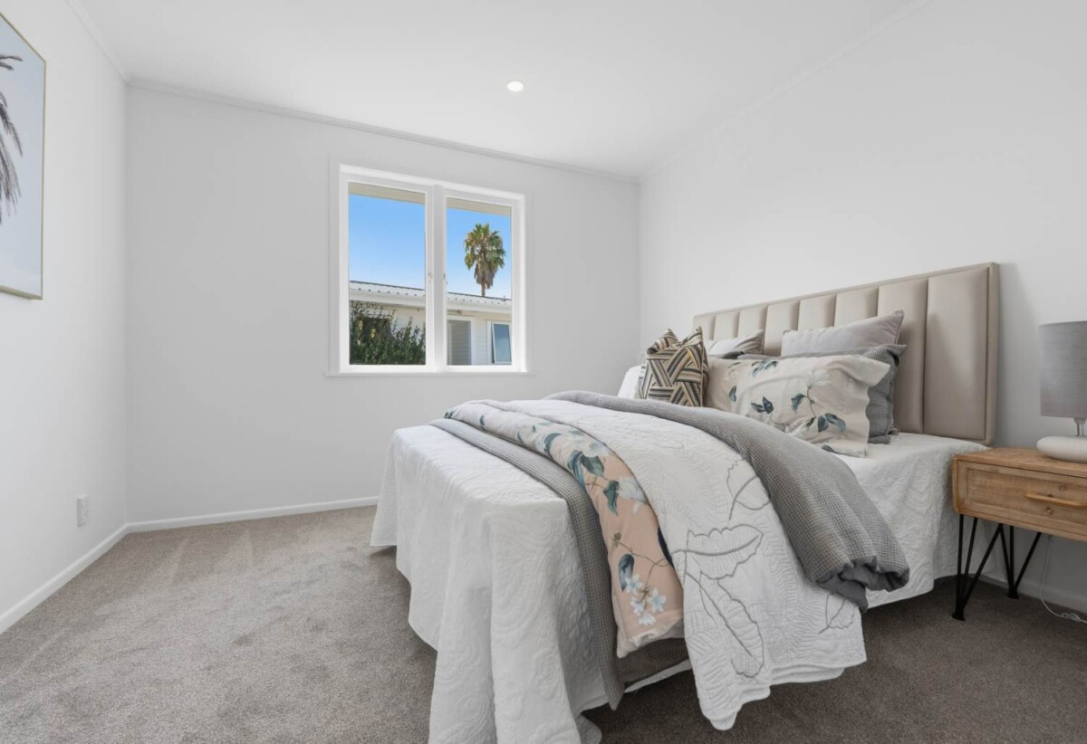 Ronovated 3 beds house with garage and a standalone storage room on 607m2 section, 0.1 km to Chaucer School, 0.4 km to Blockhouse Bay Intermediate, 1.9 km to Lynfield College, 9 Meredith Street, Blockhouse Bay, Auckland