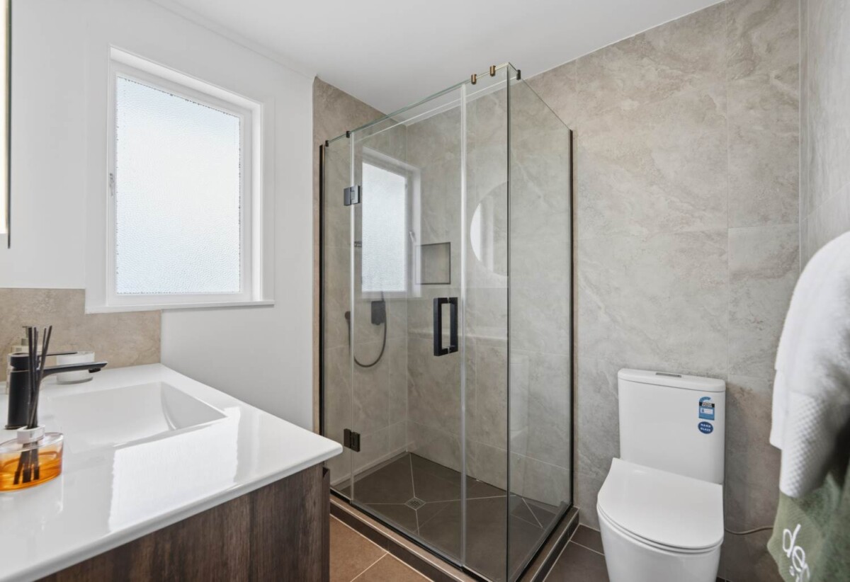 Ronovated 3 beds house with garage and a standalone storage room on 607m2 section, 0.1 km to Chaucer School, 0.4 km to Blockhouse Bay Intermediate, 1.9 km to Lynfield College, 9 Meredith Street, Blockhouse Bay, Auckland