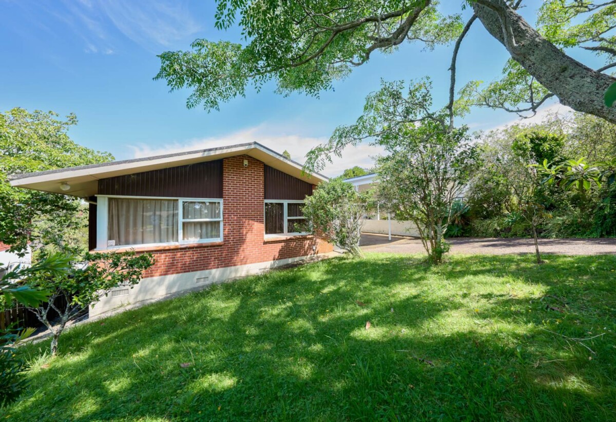 Brick and block 4 beds 2 baths house on 683m2 section, 3 beds 1 bath home upstairs, 1 bed 1 bath 1 rumpus room 1 utility room another lounge downstairs, 0.3 km to Lynfield College, close to schools, supermarket, shops, golf club, beach, 8 Tropicana Drive, Mt Roskill, Auckland