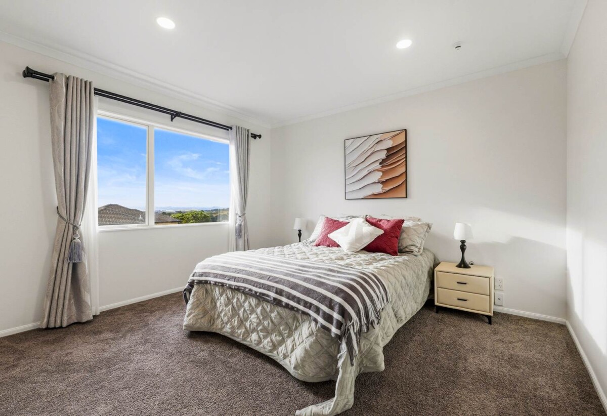 6 beds 3 baths with triple garage on 2371m2 section, Salt-water pool, Soundproof Theatre Room, 1.5 km to Mission Heights Junior College, 1.6 km to Mission Heights Primary School, 2.5 km to Ormiston Senior College, 31 Regis Lane, Flat Bush, Auckland