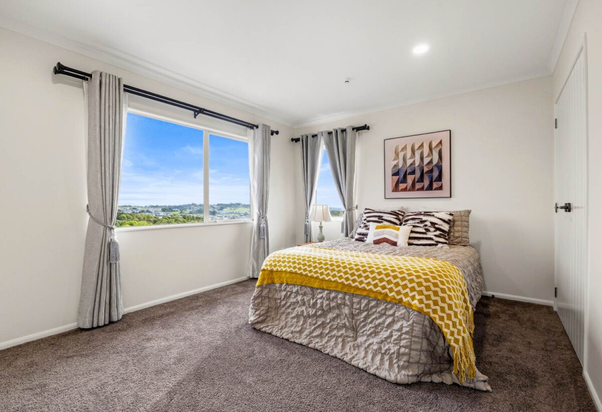 6 beds 3 baths with triple garage on 2371m2 section, Salt-water pool, Soundproof Theatre Room, 1.5 km to Mission Heights Junior College, 1.6 km to Mission Heights Primary School, 2.5 km to Ormiston Senior College, 31 Regis Lane, Flat Bush, Auckland