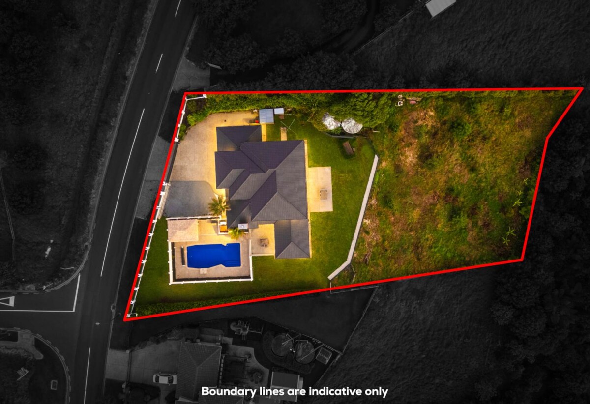 6 beds 3 baths with triple garage on 2371m2 section, Salt-water pool, Soundproof Theatre Room, 1.5 km to Mission Heights Junior College, 1.6 km to Mission Heights Primary School, 2.5 km to Ormiston Senior College, 31 Regis Lane, Flat Bush, Auckland