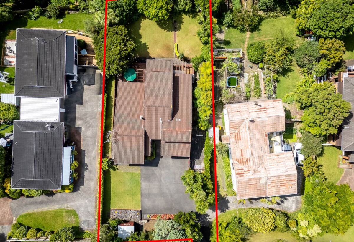 260m2 4 beds + study 3 baths house on 981m2 section, 0.4 km to Glamorgan School, 1.4 km to Northcross Intermediate, 1.5 km to Long Bay College, 201 Glamorgan Drive, Torbay, Auckland