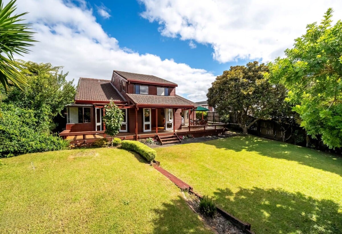 260m2 4 beds + study 3 baths house on 981m2 section, 0.4 km to Glamorgan School, 1.4 km to Northcross Intermediate, 1.5 km to Long Bay College, 201 Glamorgan Drive, Torbay, Auckland