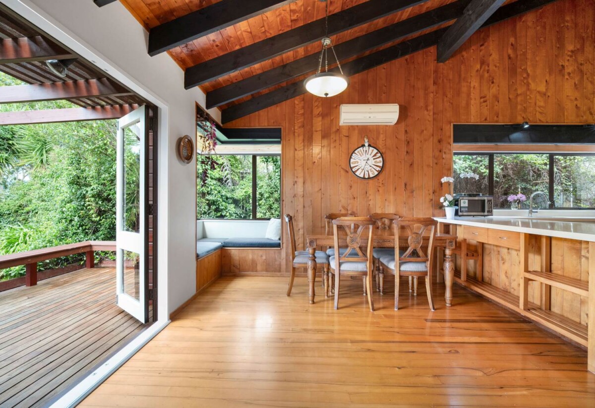 260m2 4 beds + study 3 baths house on 981m2 section, 0.4 km to Glamorgan School, 1.4 km to Northcross Intermediate, 1.5 km to Long Bay College, 201 Glamorgan Drive, Torbay, Auckland