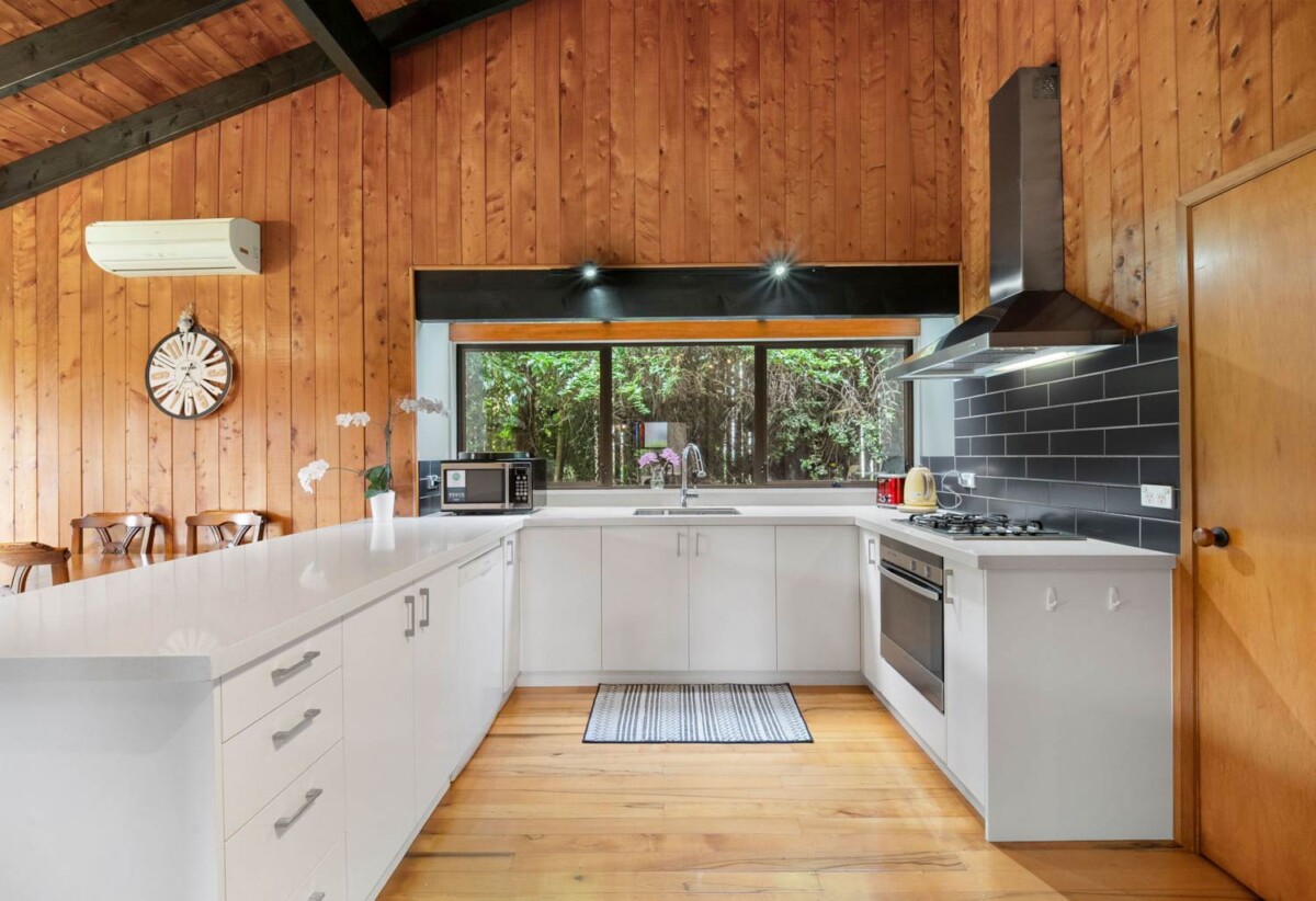 260m2 4 beds + study 3 baths house on 981m2 section, 0.4 km to Glamorgan School, 1.4 km to Northcross Intermediate, 1.5 km to Long Bay College, 201 Glamorgan Drive, Torbay, Auckland