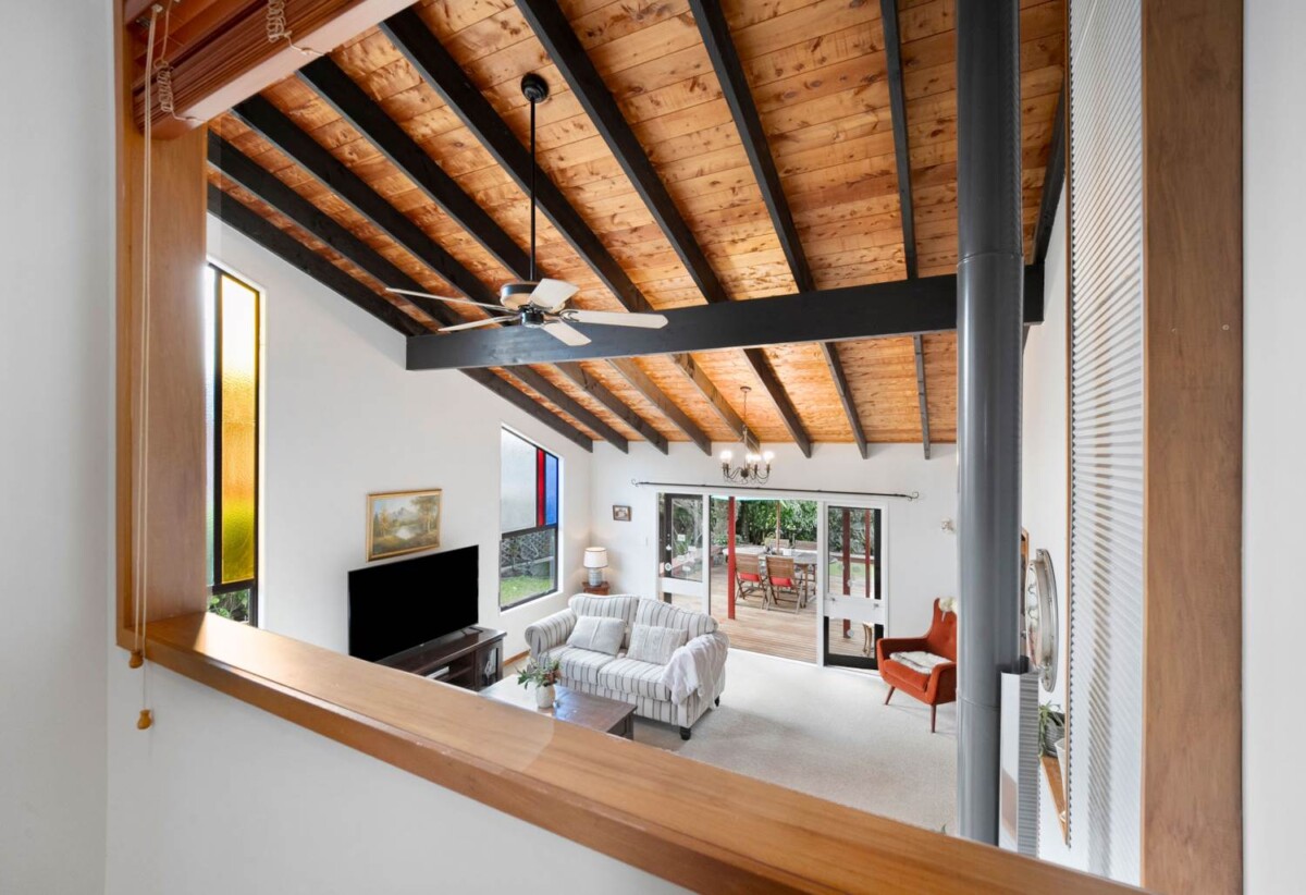 260m2 4 beds + study 3 baths house on 981m2 section, 0.4 km to Glamorgan School, 1.4 km to Northcross Intermediate, 1.5 km to Long Bay College, 201 Glamorgan Drive, Torbay, Auckland