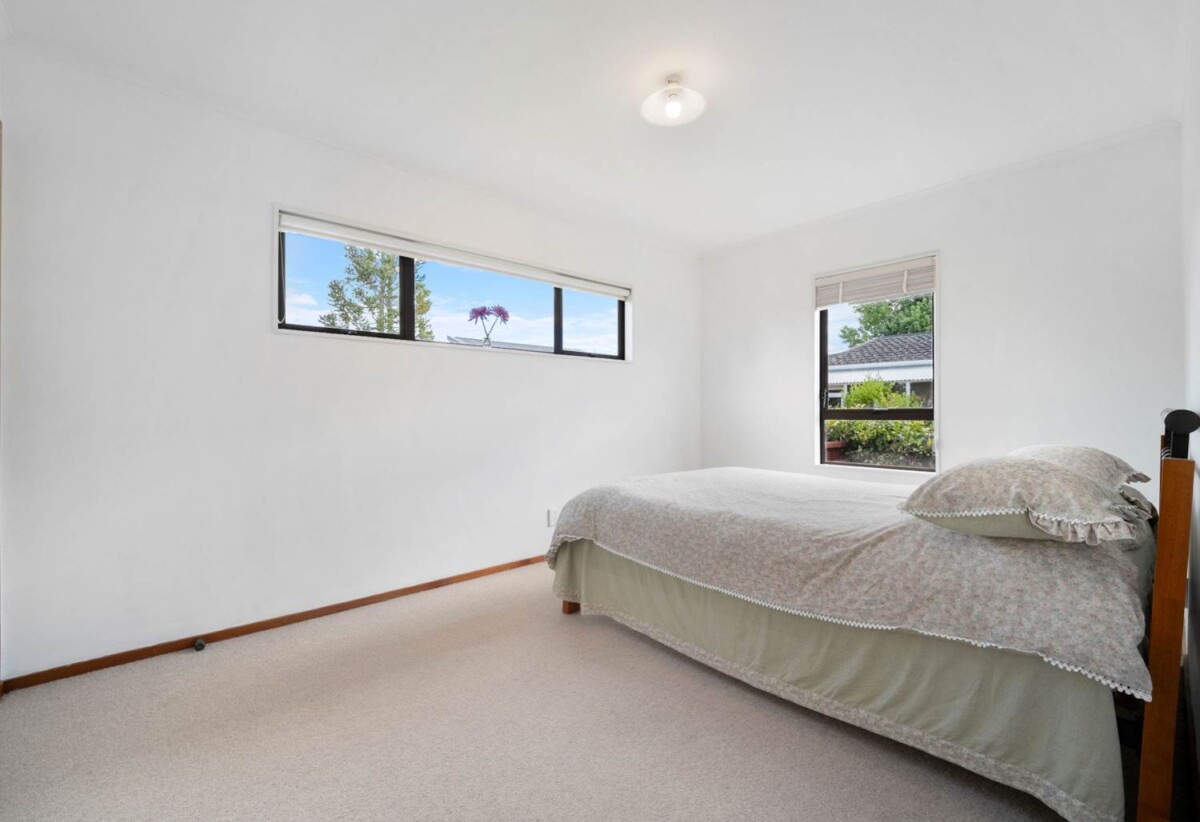 260m2 4 beds + study 3 baths house on 981m2 section, 0.4 km to Glamorgan School, 1.4 km to Northcross Intermediate, 1.5 km to Long Bay College, 201 Glamorgan Drive, Torbay, Auckland