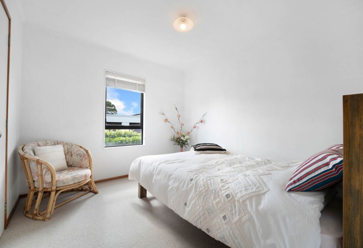 260m2 4 beds + study 3 baths house on 981m2 section, 0.4 km to Glamorgan School, 1.4 km to Northcross Intermediate, 1.5 km to Long Bay College, 201 Glamorgan Drive, Torbay, Auckland