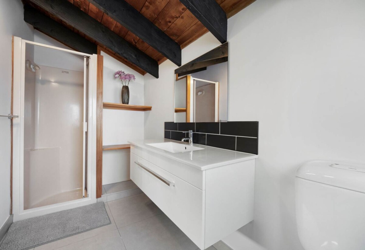 260m2 4 beds + study 3 baths house on 981m2 section, 0.4 km to Glamorgan School, 1.4 km to Northcross Intermediate, 1.5 km to Long Bay College, 201 Glamorgan Drive, Torbay, Auckland