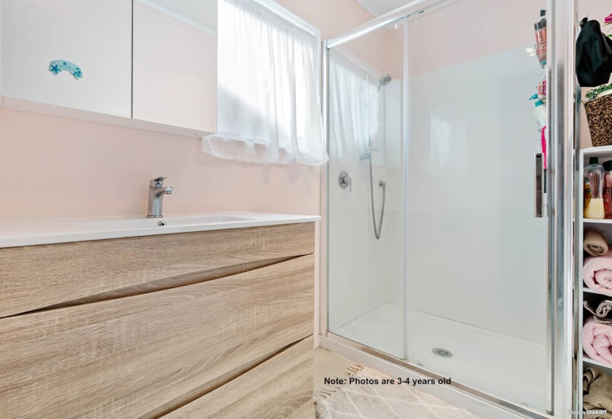 600m2 section, 3 beds 1 bath main house with a separate, 1 bed self-contained sleepout and double garage, currently rented $900 per week, close to schools, parks, shops, 0.3 km to Roscommon School, 18 Dungarvon Place, Clendon Park, Auckland