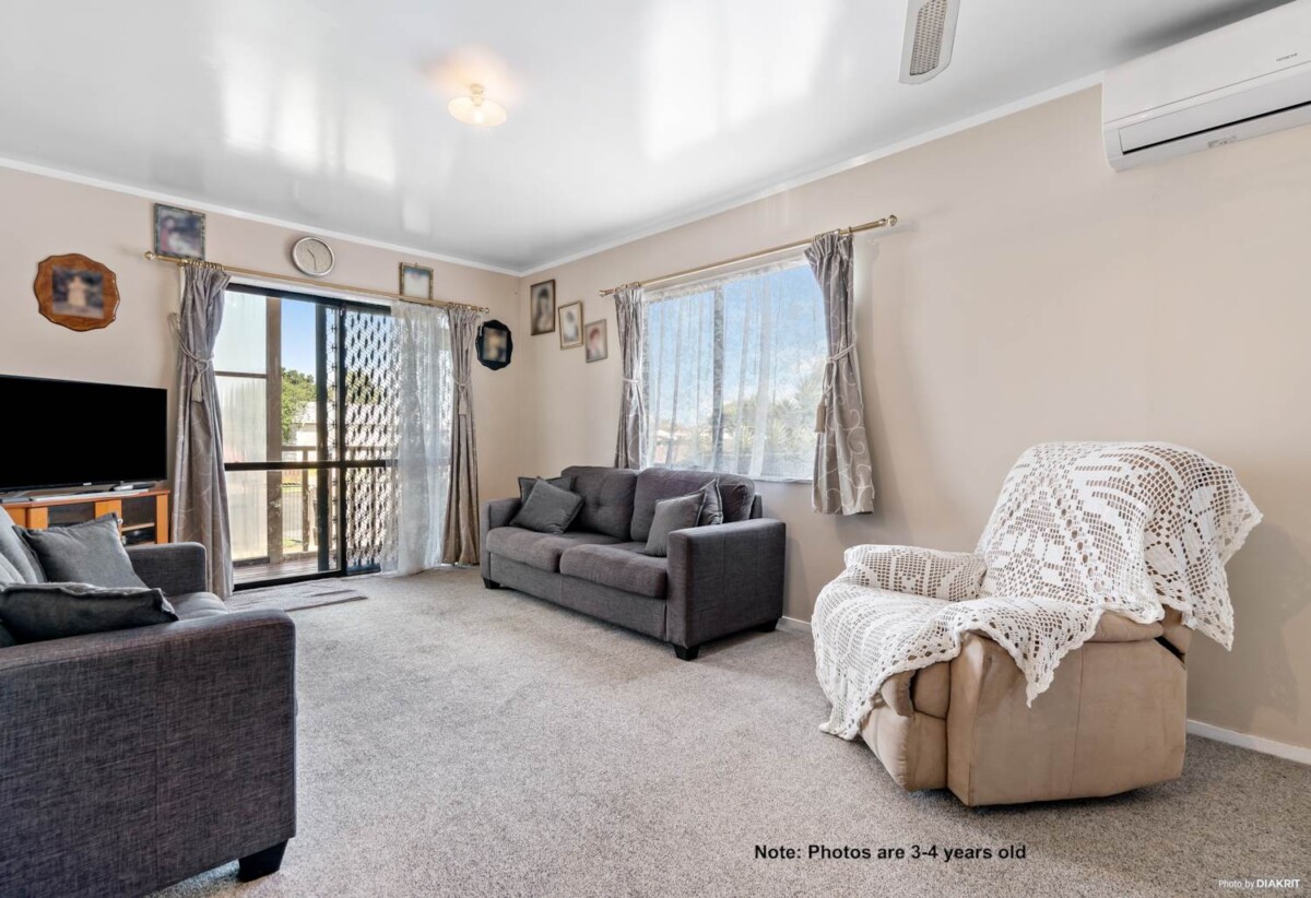 600m2 section, 3 beds 1 bath main house with a separate, 1 bed self-contained sleepout and double garage, currently rented $900 per week, close to schools, parks, shops, 0.3 km to Roscommon School, 18 Dungarvon Place, Clendon Park, Auckland