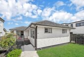 Freehold standalone 3 beds house with car park, 0.8 km to Papatoetoe East School, 0.9 km to Papatoetoe High School, 3.0 km to Papatoetoe Intermediate, 39B Esperanto Road, Papatoetoe, Auckland