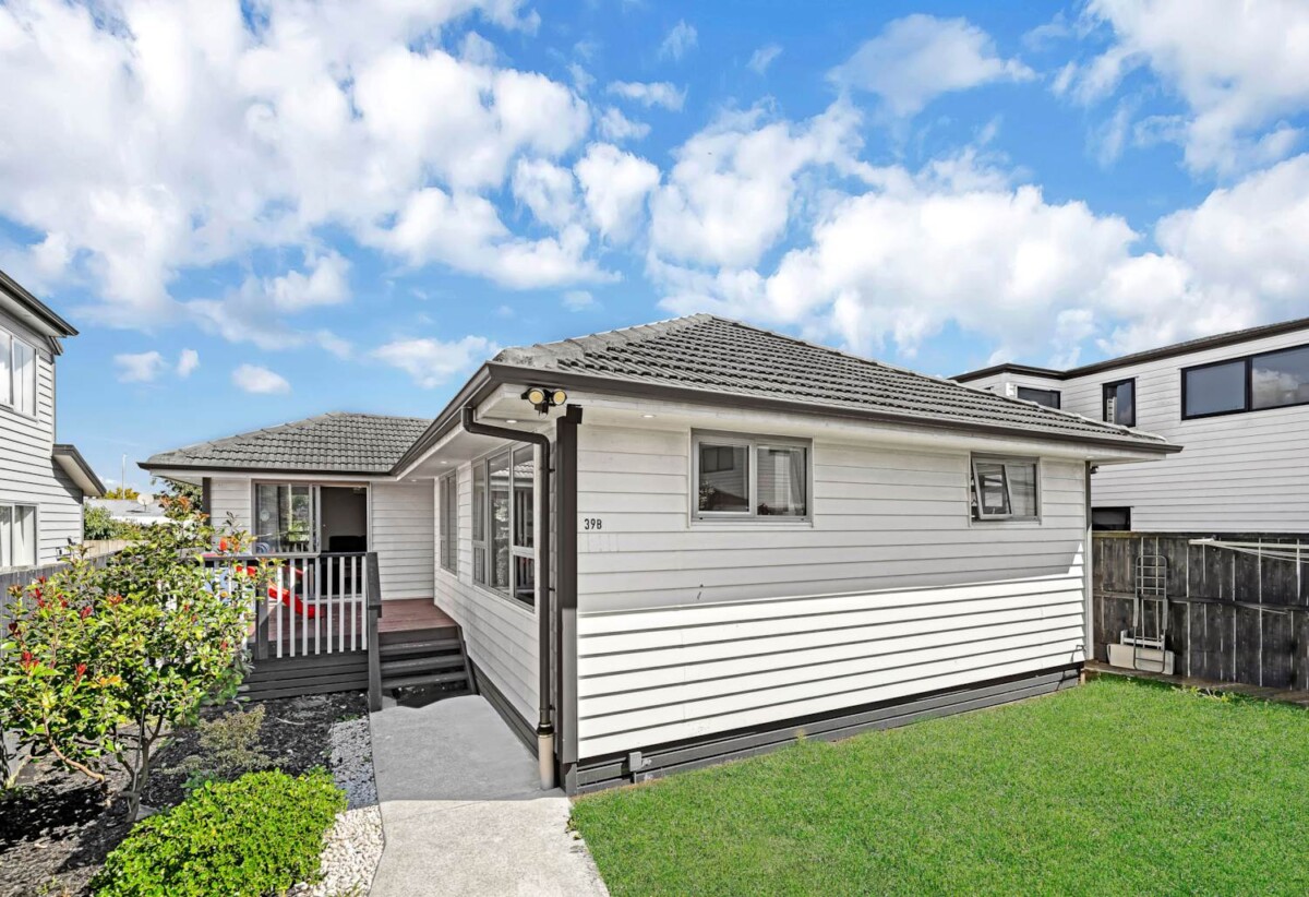 Freehold standalone 3 beds house with car park, 0.8 km to Papatoetoe East School, 0.9 km to Papatoetoe High School, 3.0 km to Papatoetoe Intermediate, 39B Esperanto Road, Papatoetoe, Auckland