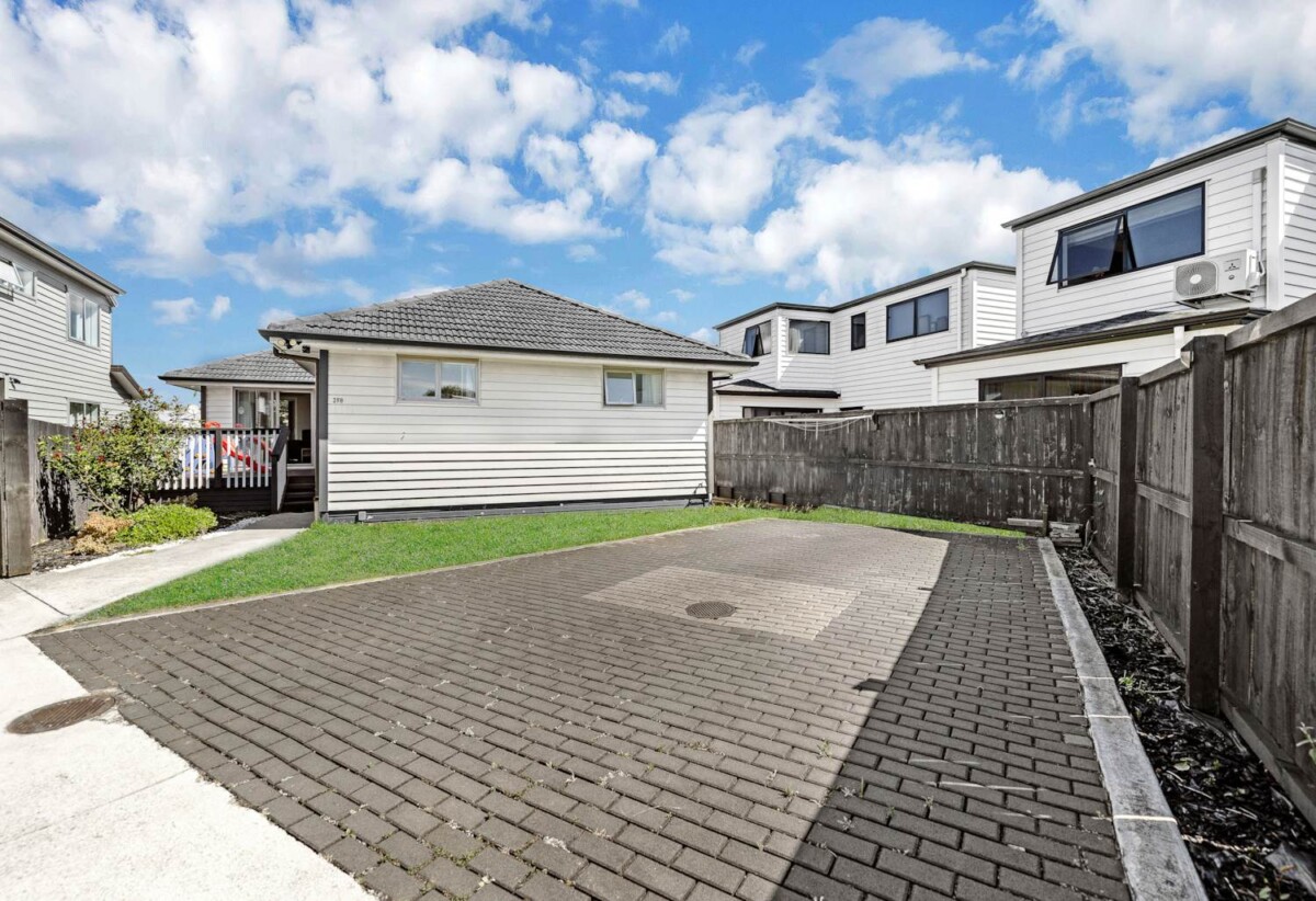 Freehold standalone 3 beds house with car park, 0.8 km to Papatoetoe East School, 0.9 km to Papatoetoe High School, 3.0 km to Papatoetoe Intermediate, 39B Esperanto Road, Papatoetoe, Auckland
