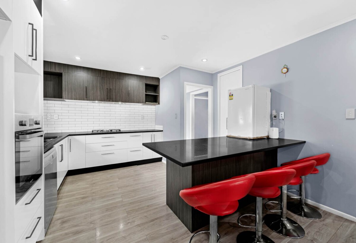Freehold standalone 3 beds house with car park, 0.8 km to Papatoetoe East School, 0.9 km to Papatoetoe High School, 3.0 km to Papatoetoe Intermediate, 39B Esperanto Road, Papatoetoe, Auckland